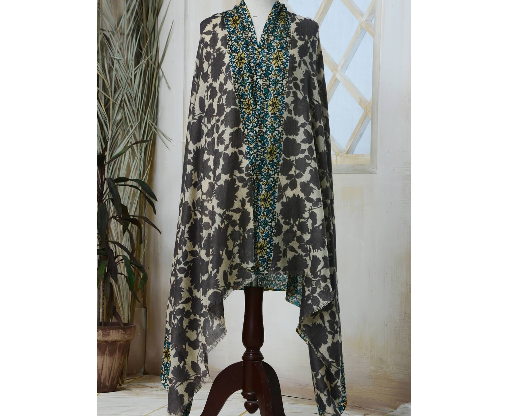 Stylish Stoles & Cashmere Shawl to Have In Your Wardrobe